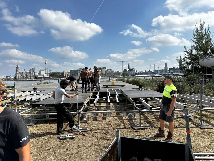 Building the deck on the Scheldt bank