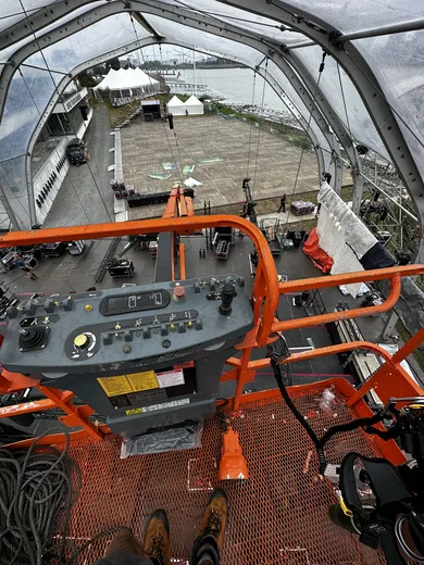 Clear-span tent from the boom lift