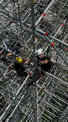 Rigger inside the scaffold structure