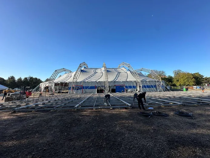 On site: Cirque Phénix, Paris
