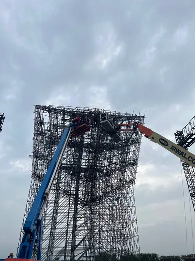 Steel tower with boom lifts