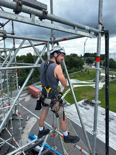 Working at height in the scaffold